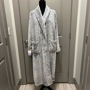 Stars Above Plush Cable Knit Embossed Cozy Robe - Gray